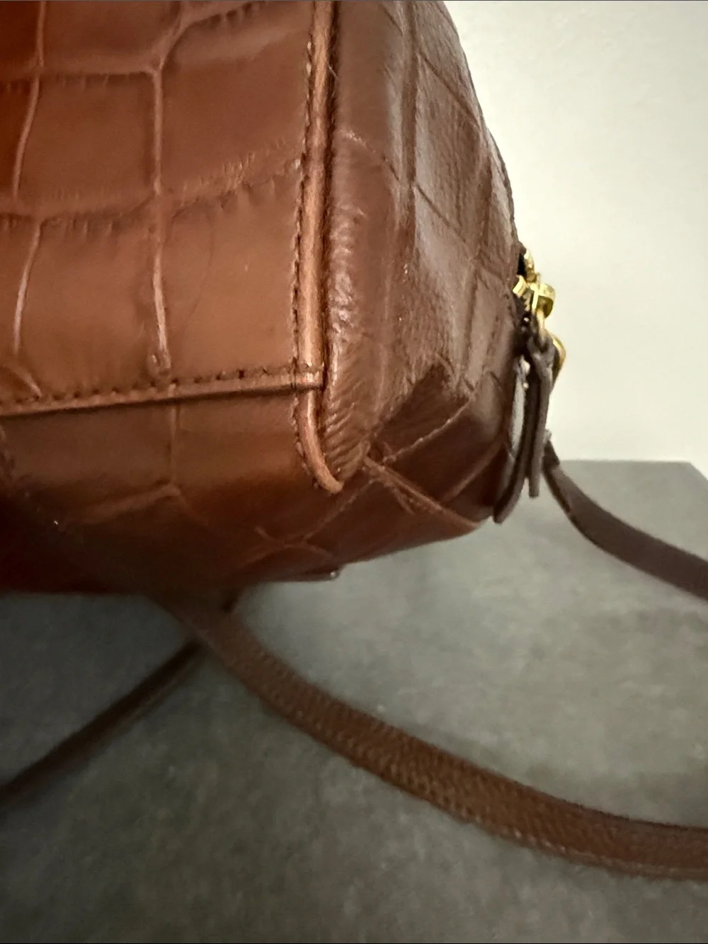 Preloved Fossil embossed leather satchel crossbody bag. Vintage